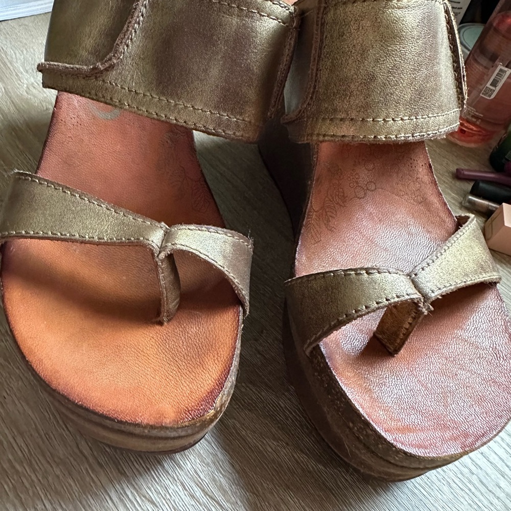OTBT platform sandals. Gold metallic earth tone upper. Gorgeous & stylish. Sz 9